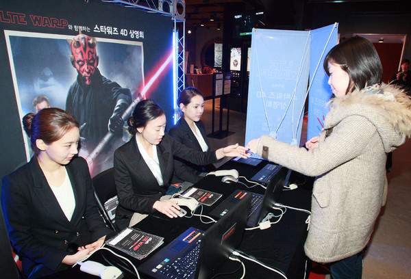 ▲ ⓒ고객들이 LTE WARP 광고에 등장하는 스타워즈 캐릭터인 다스베이더, 스톰트루퍼와 함께 기념사진을 찍고 있다.