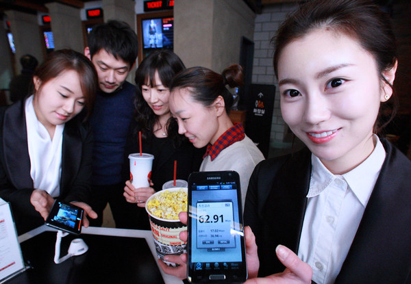 ▲ ⓒ고객들이 LTE WARP 광고에 등장하는 스타워즈 캐릭터인 다스베이더, 스톰트루퍼와 함께 기념사진을 찍고 있다.