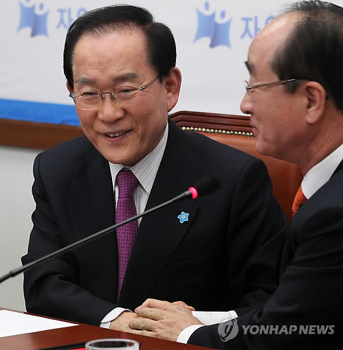 ▲ (왼쪽부터) 이회창 자유선진당 전 대표와 심대평 대표가 10일 두 손을 잡고 기자회견에 임하고 있다. ⓒ 연합뉴스