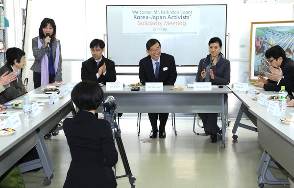 ▲ 일본 방문 사흘째인 박원순 서울시장이 일본 시민단체 대표들과의 간담회 자리에서 민주통합당 입당 의사를 밝혔다.ⓒ 사진 서울시