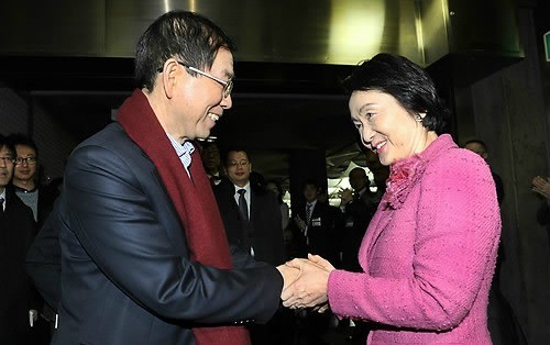 ▲ 일본을 순방중인 박원순 서울시장이 8일 하야시 후미코(林　文子) 요코하마 시장과 만나 인사를 나누고 있다. ⓒ연합뉴스