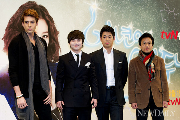 ▲ tvN ‘일년에 열두남자’ 제작발표회에 참석한 배우 줄리엔강,최현우,박지우,박지일이 포토타임을 갖고 있다. ⓒ 양호상기자