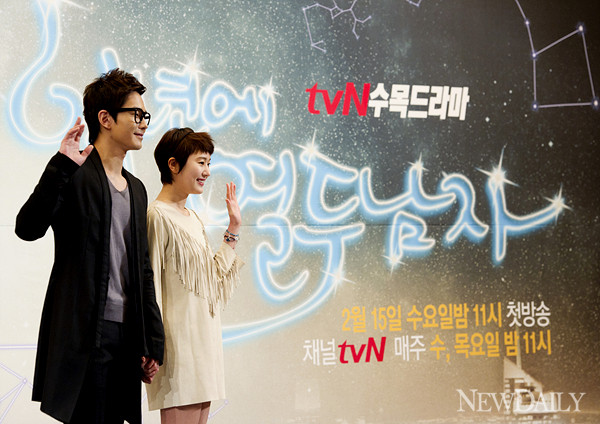 ▲ tvN ‘일년에 열두남자’ 제작발표회에 참석한 배우 온주완과 윤진서가 포토타임을 갖고 있다. ⓒ 양호상기자