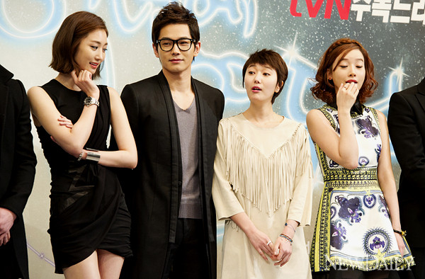 ▲ tvN ‘일년에 열두남자’ 제작발표회에 참석한 배우 고준희,온주완,윤진서,배그린이 포토타임을 갖고 있다. ⓒ 양호상기자