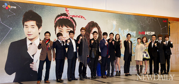 ▲ tvN ‘일년에 열두남자’ 제작발표회에 참석한 배우들이 포토타임을 갖고 있다. ⓒ 양호상기자