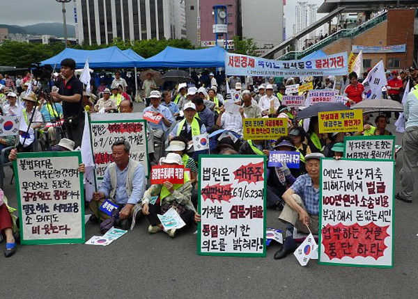 ▲ 조영환 대표와 함께 부산을 찾은 어버이연합 회원 등 우파 단체 회원들이 부산역 광장에서 집회를 갖는 모습.