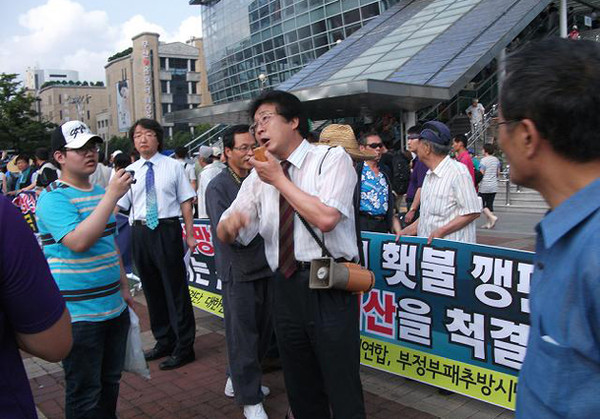 ▲ 한진중공업과 영도를 습격한 '자칭 희망버스 시위대'에 대응해 부산지역 시민단체 등이 열었던 부산역 광장 집회에서 조영환 대표가 연설을 하고 있다.