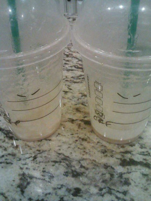 ▲ A씨가 지난달 21일 저녁 애틀랜타 북쪽 알파레타의 노스포인트 쇼핑몰에 있는 스타벅스 매장에서 주문한 음료 컵에 찢어진 두 눈이 그려져 있다ⓒ