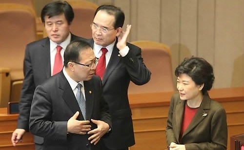 ▲ 새누리당 박근혜 비대위원장과 자유선진당 임영호 의원이 9일 국회 본회의에서 대화를 나누고 있다. ⓒ연합뉴스