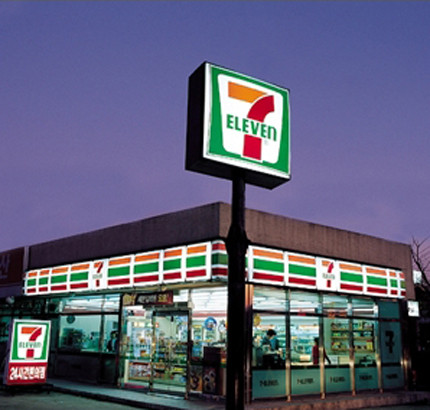 ▲ 대부분의 사람들은 'GS25' 외의 '편의점'들이 재벌 계열인 줄 모른다. 롯데는 '세븐일레븐'과 '바이더웨이'를 보유하고 있다.