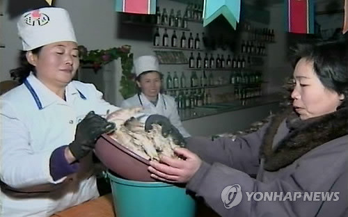 ▲ 배급표로 물고기를 교환받는 사리원시 주민의 모습.2012.2.12