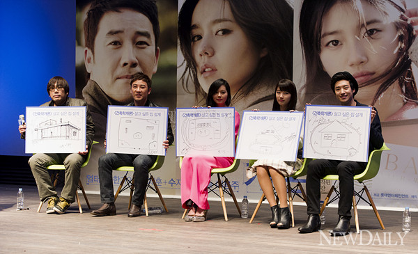 ▲ '건축학개론'(감독 이용주)의 제작발표회에 참석한 이용주감독, 엄태웅, 한가인, 수지, 이제훈 ⓒ 양호상기자.