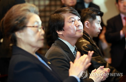 ▲ 안철수 서울대 융합과학기술대학원장이 지난 6일 중구 프레스센터에서 열린 재단 설립 기자회견을 지켜보고 있다. 왼쪽은 박영숙 전 한국여성재단 이사장. ⓒ연합뉴스