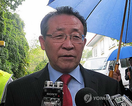 ▲ 북한 김계관 외무성 제1부상이 지난해 10월 25일 제네바 주재 북한 대표부 앞에서 2차 북미 고위급 대화 결과를 설명하고 있다.