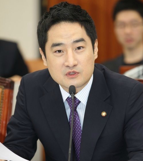 ▲ 이준석 위원을 병역법 위반 혐의로 검찰에 고발한 무소속 강용석 의원 ⓒ연합뉴스