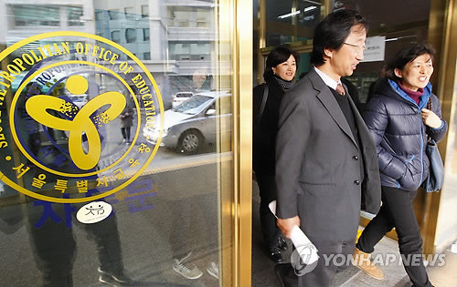 ▲ 학생인권조례로 인한 교과부와 서울교육청간의 갈등이 다시 격화되고 있다. 사진은 지난달 26일 학생인권조례를 공포한 직후 한상희 학생생활교육 정책자문위원회 위원장과 변춘희 학생인권조례주민발의운동본부 공동대표(맨 오른쪽) 등이 기자회견을 마치고 나오는 모습.ⓒ 사진 연합뉴스