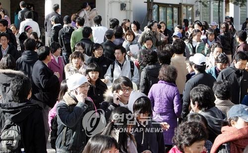 ▲ 교사임용시험을 치르고 시험장을 빠져 나오는 수험생들의 모습ⓒ 사진 연합뉴스