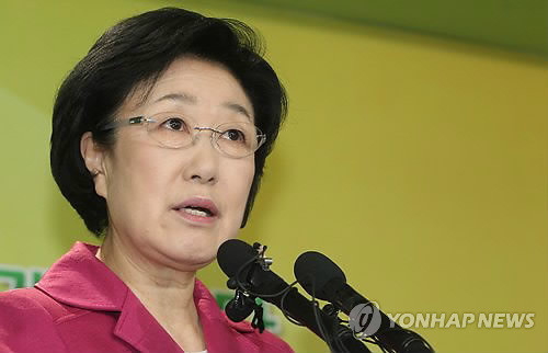 ▲ 15일 한명숙 민주통합당 대표가 대국민 기자회견을 하고 있다. 이날 한 대표의 회견록에는 그동안 주장했던 한미 FTA 폐지-재협상에 대한 말은 한마디도 없었다. ⓒ 연합뉴스