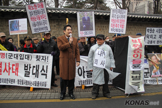 ▲ 무소속 강용석 의원이 박주신 군의 병역비리에 관한 의혹을 자세히 설명했다.ⓒkonas.net