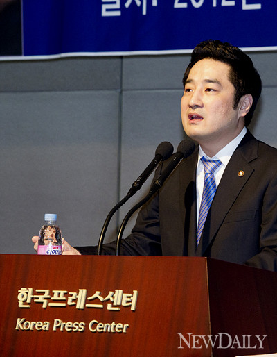 ▲ 16일 오후 프레스센터에서 열린 '조갑제 기자ㆍ강용석 의원의 대국민 보고회'에서 무소속 강용석 의언이 발언하고 있다. ⓒ뉴데일리