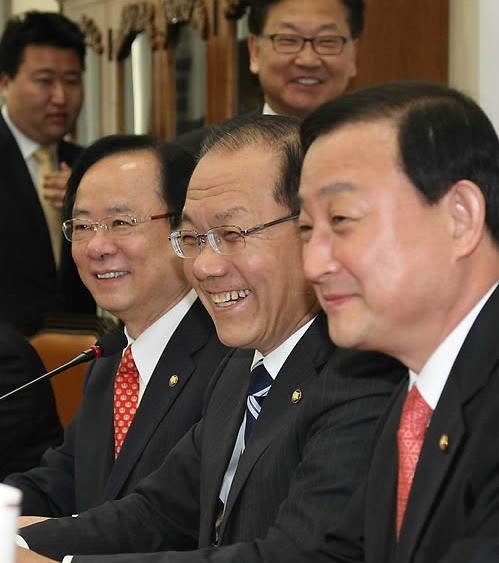 ▲ 새누리당 황우여 원내대표 등 원내지도부가 17일 국회에서 열린 주요당직자회의에서 밝게 웃고 있다. ⓒ연합뉴스