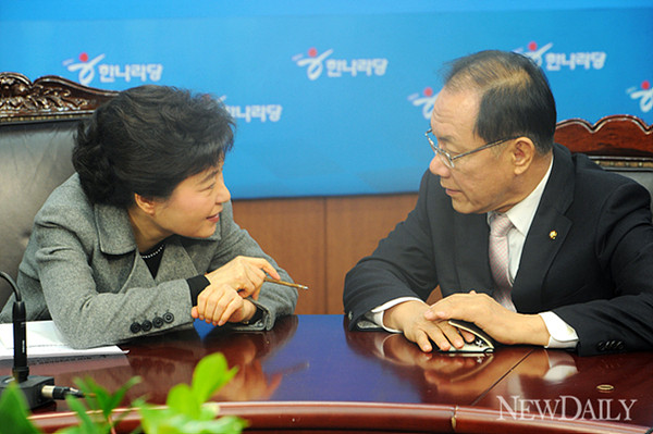 ▲ 공천 일정이 다가오면서 칼자루를 쥔 박근혜 비대위원장의 고심이 깊어지고 있다. 사진은 황우여 원내대표와 대화를 나누는 박근혜 비대위원장 ⓒ 양호상 기자