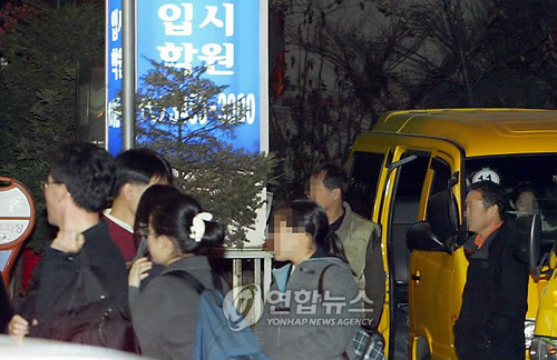 ▲ 심야의 입시학원. 학원생들이 타고 갈 승합차가 학생들을 기다리고 있다.ⓒ 사진 연합뉴스