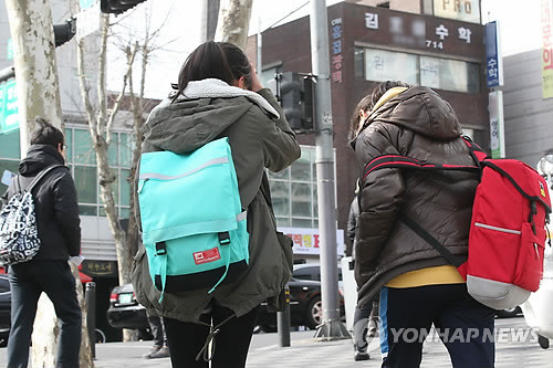 ▲ 서울 거주 기혼여성의 출산율이 전국에서 가장 낮다는 조사결과가 나왔다. 특히 자녀 교육비 부담이 추가 출산을 막는 걸림돌이라는 인식이 매우 큰 것으로 조사됐다.사진은 서울 강남의 대치동 학원가 모습. ⓒ 사진 연합뉴스