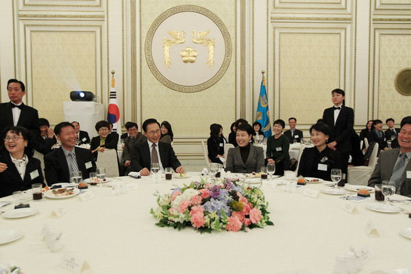 ▲ 이명박 대통령이 17일 통계 조사요원을 청와대로 초청해 오찬을 함께 했다. 이날 오찬에는 전국 각지에서 근무 중인 통계조사요원 240여명이 참석했다.ⓒ청와대