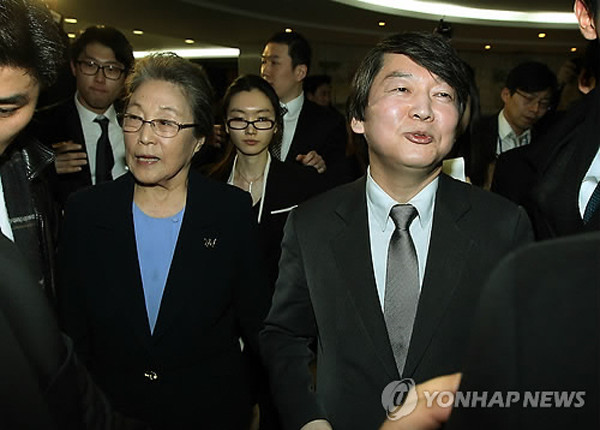 ▲ 가칭 안철수 재단의 운영을 맡을 이들의 기자회견 당시. 재단의 '성실공익법인' 지정이 가장 큰 관건이다.