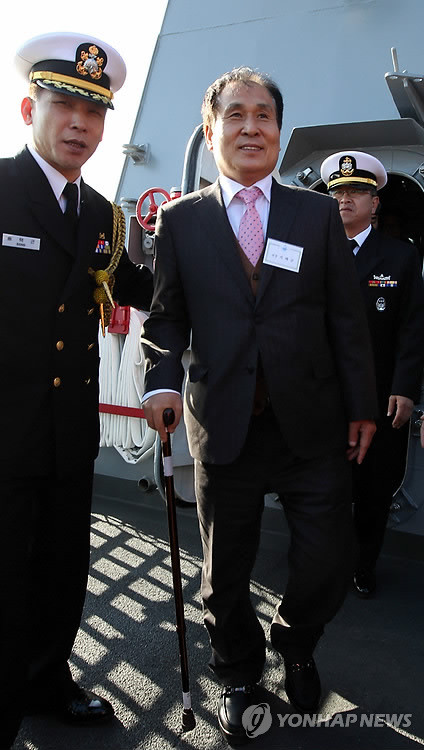 ▲ 대조영함에 오른 석해균 선장 (부산=연합뉴스) '아덴만 영웅' 석해균 선장이 16일 해군작전사령부 부산기지에서 열린 '청해부대 9진 환송식'에 참석한 뒤 대조영함에 올라 부대원들을 격려하고 있다. 한국형구축함 대조영함(DDHⅡ 4천400t급)과 해상작전헬기(LYNX) 1대, 고속단정(RIB) 3대, 특수전(UDT/SEAL) 요원 등으로 구성된 청해부대 9진은 1월 중순 아덴만에 도착해 8진인 문무대왕함과 임무 교대하며 내년 6월까지 선박호송작전과 해양안보작전 등 파병 임무를 수행하게 된다. ⓒ