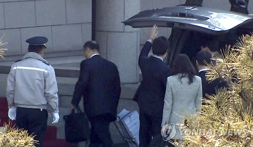 ▲ 한나라당 전당대회 돈 봉투 살포 의혹을 수사 중인 서울중앙지검 수사관들이 박희태 국회의장에 대한 방문조사를 벌이기 위해 19일 오전 서울 용산구 한남동 국회의장 공관에 도착, 서류뭉치를 옮기고 있다. ⓒ 연합뉴스