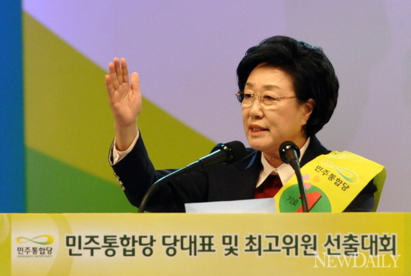 ▲ 총선을 앞두고 야권연대 협상에 진통을 겪으면서 한명숙 민주통합당 대표가 안팎에서 공격받고 있다. 사진은 1.15전당대회 당시 한명숙 대표.ⓒ뉴데일리