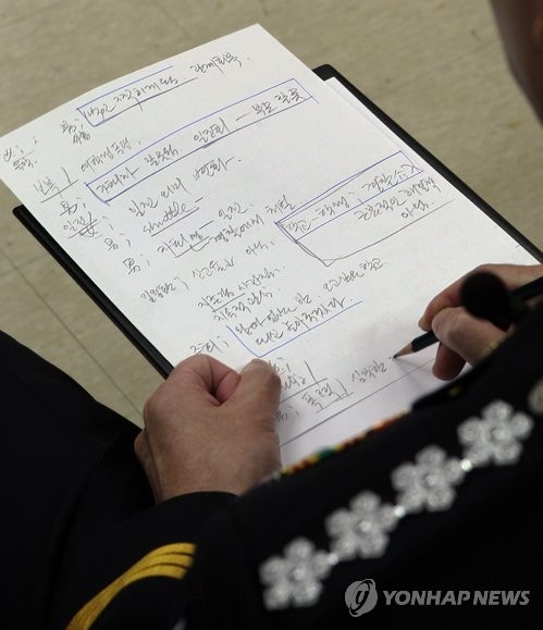 ▲ 경찰청장의 학교폭력 메모. 16일 조현오 경찰청장이 울산 청소년상담센터에서 열린 '학교폭력 근절을 위한 울산시민과의 간담회'에 참석, 학생들의 말을 적고 있다.ⓒ 사진 연합뉴스