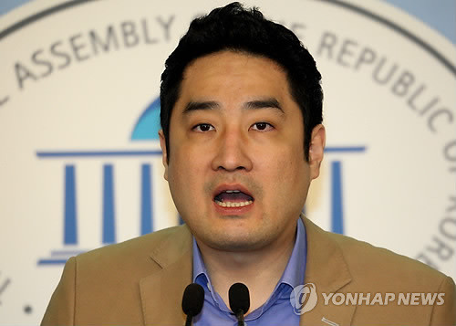 ▲ 무소속 강용석 의원은 20일 검찰 출석에 앞서 “안철수 원장의 가족이 미국에 거주하고 있는데 수사가 본격화하면 도피할 우려가 있어 출국금지도 요청할 것”이라고 밝혔다. ⓒ연합뉴스(자료사진)