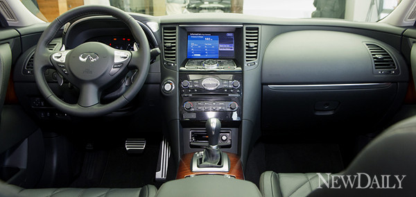 ▲ 인피니티 FX30d의 첨단장치와 럭셔리로 꾸며진 내부 ⓒ양호상 기자