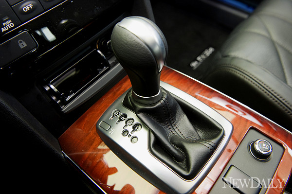 ▲ 인피니티 FX30d의 세련된 기어변속기 ⓒ양호상 기자