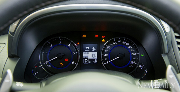 ▲ 올 뉴 인피니티 FX30d의 계기판 ⓒ양호상 기자