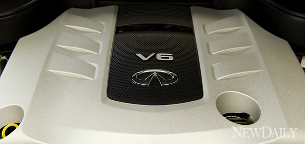 ▲ 인피니티 FX30d의 아시아 최초로 선보이는 6기통, 3.0L 터보 디젤 엔진 ⓒ양호상 기자