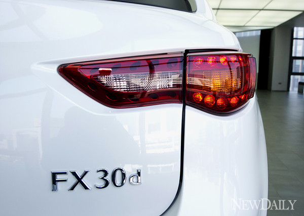 ▲ 인피니티 FX30d의 아름다운 곡선의 콤비네이션 램프 ⓒ양호상 기자