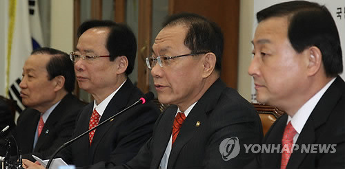 ▲ 새누리당 황우여 원내대표가 21일 국회에서 열린 원내대책회의에서 최근 부동산 가격하락에 따라 정부의 부동산정책 수정을 요구하고 있다. ⓒ연합뉴스