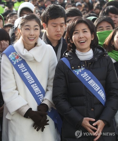 ▲ 지난달 29일 평창 동계 스페셜올림픽 세계대회 조직위원회 나경원 위원장과 김연아 홍보대사가 서울광장에서 열린 대회 D-365 기념행사에 참석하고 있다. 스페셜올림픽은 패럴림픽과 달리 자폐증, 뇌성마비, 다운증후군 등의 지적발달장애인들이 참가하는 올림픽이다. ⓒ연합뉴스