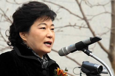 ▲ 새누리당 박근혜 비대위원장이 21일 서울시 마포구 상암동에 위치한 박정희 대통령 기념.도서관 개관식에서 축사를 하고 있다.  ⓒ 연합뉴스