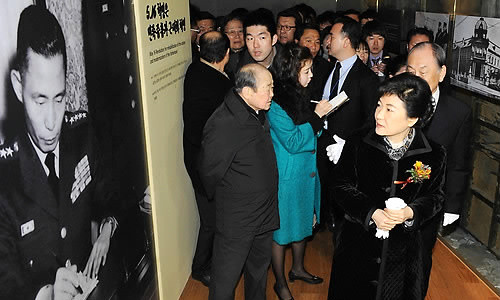 ▲ 박근혜 위원장은 21일 박정희 기념관 내부를 둘러보고 있다. ⓒ 연합뉴스
