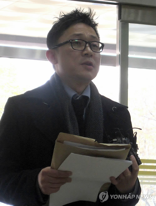 ▲ 지난해 경찰서에 출두한 DJ DOC 전 멤버 박정환의 모습.  ⓒ 연합뉴스