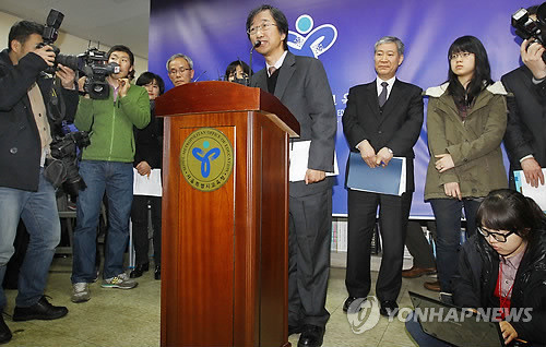 ▲ 끝도 없이 이어지는 교과부와 서울교육청의 갈등이 학교현장의 혼란을 심화시키고 잇다. 사진은 1월 26일 서울교육청에서 열린 학생인권조례 공포 기자회견.ⓒ 사진 연합뉴스