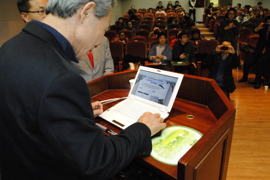 ▲ 21일 김종훈 전 외교통상부 통상교섭본부장이 '한미FTA 간담회'에 참석해 '한미FTA 폐기 철회 촉구'에 서명하고 있다. ⓒ 뉴데일리