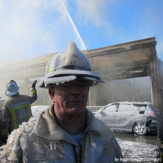 ▲ '얼어버린 소방관' 사진이 화제다. ⓒ  imgur