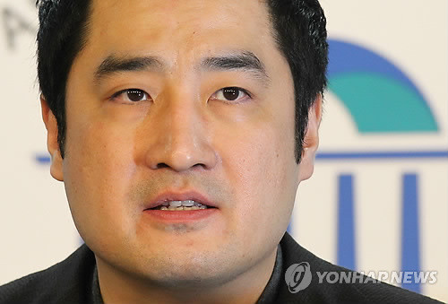 ▲ 무소속 강용석 의원이 22일 자신이 제기한 박원순 서울시장 아들의 병역기피 의혹이 사실이 아닌 것으로 밝혀짐에 따라 의원직 사퇴를 선언했다. ⓒ 연합뉴스