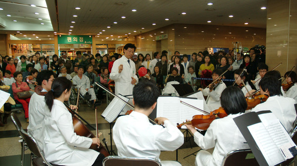 ▲ ⓒ2008년 11월 서울대병원 로비에서 열린 공연.